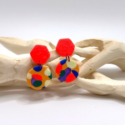 Brincos de resina com design colorido e suporte de madeira