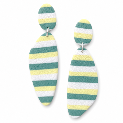Brincos pendentes riscas verde, amarelo e branco em fundo branco