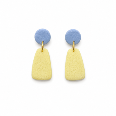 brincos azuis e amarelos com textura e pendente trapezoidal