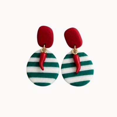 Brincos com base vermelha e pendente oval listrado verde e branco com pepino vermelho