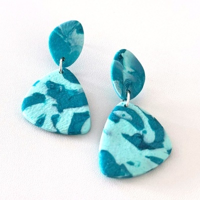 Brincos pendentes de resina azul com padrão marmoreado