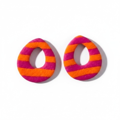 Brincos coloridos em forma de gota com padrão de listras alaranjadas e cor-de-rosa