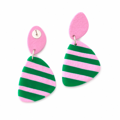 Brincos pendentes rosa e verde às riscas com fechos metálicos