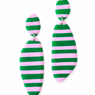 Brincos ovais com riscas verdes e rosa em material texturizado.