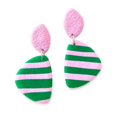 Brincos verde e cor-de-rosa com riscas, material texturizado