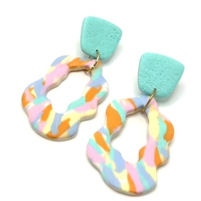 Brincos coloridos de resina com base azul e padrão multicolor
