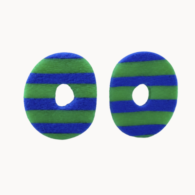 Brincos ovais com riscas azul e verde em fundo branco