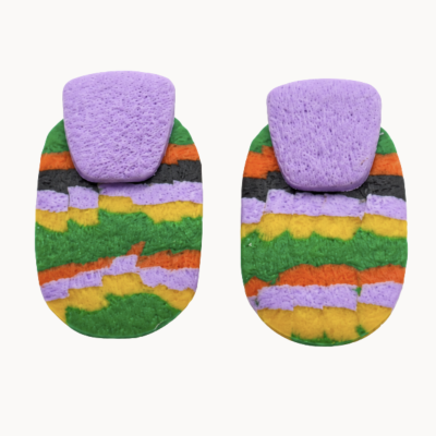 Palhetas coloridas para guitarra em padrão multicolorido sobre fundo branco