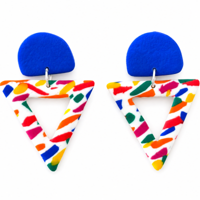 Brincos triangulares coloridos com suporte azul semicircular