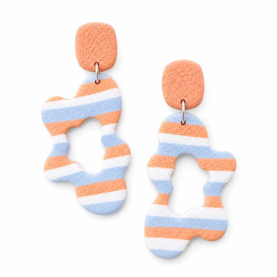 Brincos abstratos listrados em laranja, azul claro e branco, material texturizado