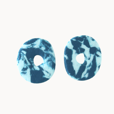 Brincos redondos tie-dye em azul e branco