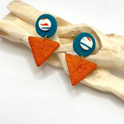 Brincos azuis e laranja com formato triangular e circular