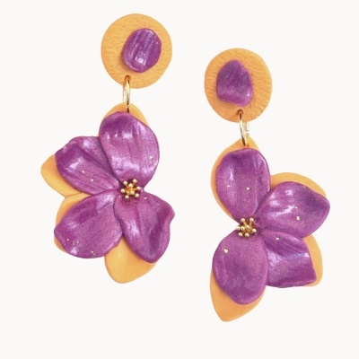 Brincos de pendente com flor roxa e base amarela.