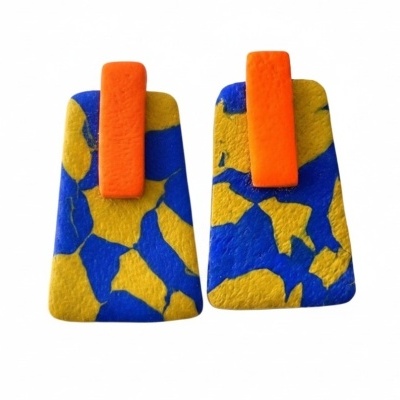 Brincos trapezoidais azul e amarelo com detalhe laranja