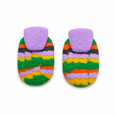 Brincos coloridos com padrão multicolor e parte superior roxa