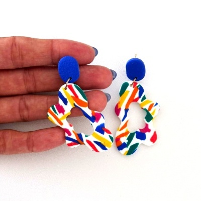 Brincos pendentes coloridos em acrílico com padrão riscado multicolor