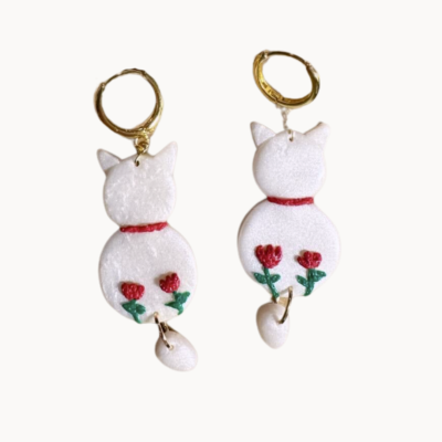 Brincos com gato branco, flores e argolas douradas