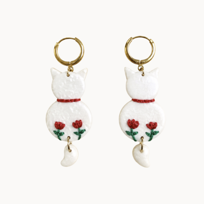 Brincos em forma de gato branco com flores vermelhas e argolas douradas