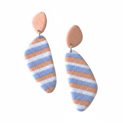 Brincos listrados azul, branco e salmão com peça lisa salmão