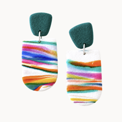 Brincos pendentes geométricos com riscas coloridas