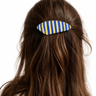 Presilha de cabelo riscada amarela e azul em cabelo castanho