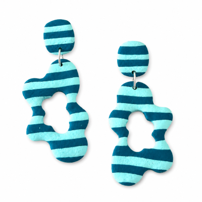 Par de brincos pendentes às riscas azul e azul claro