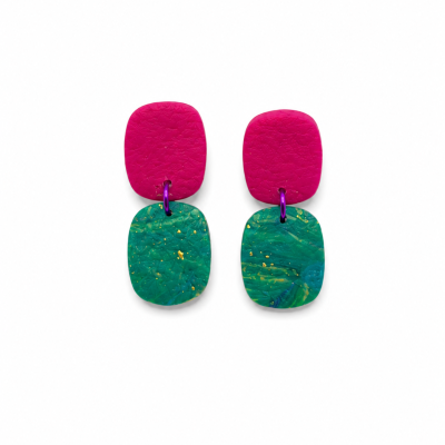 Brincos pendentes rosa e verde com argola roxa em fundo branco