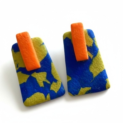 brincos retangulares coloridos em azul, amarelo e laranja
