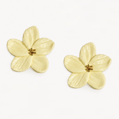 Brincos florais amarelos claros com centro dourado em fundo branco
