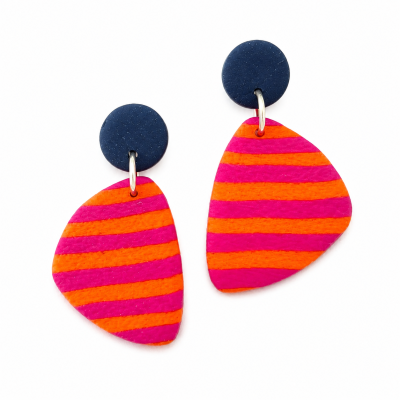 Brincos com círculos azuis escuros e pendentes triangulares com riscas rosa e laranja