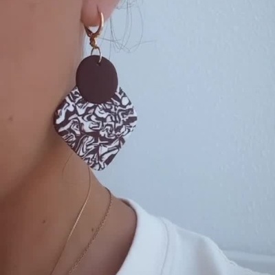 Colar e brincos com pendentes quadrados padrão marrom e branco