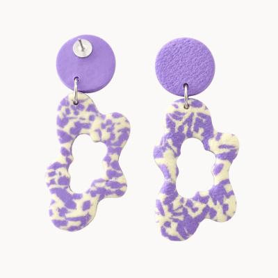 Brincos pendentes lilás e branco de argila polimérica com forma abstracta e textura irregular