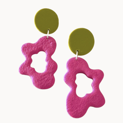 Brincos com peças verde-oliva e cor-de-rosa texturizadas, formato irregular