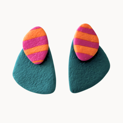 Brincos com triângulo azul petróleo e oval com riscas laranja e rosa