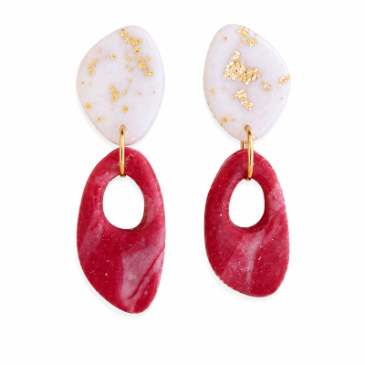 Brincos pendentes em resina branca com dourado e vermelho com forma ovalada