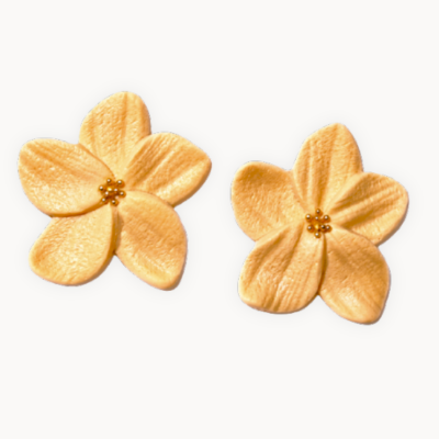 Brincos florais amarelo claro com contas douradas no centro