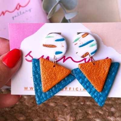 Brincos pendentes coloridos com formas geométricas em cartolina decorativa