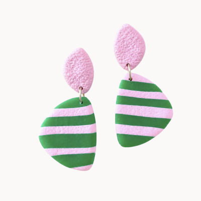 Brincos de argila rosa e verde com riscas horizontais.