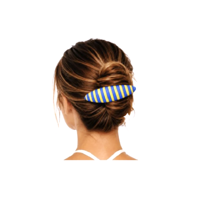 Prendedor de cabelo azul e amarelo com riscas em cabelo castanho apanhado
