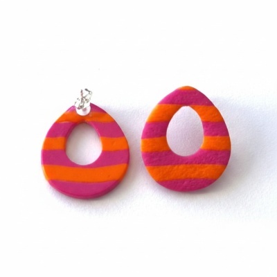 Brincos em formato de gota com riscas rosa e laranja, um com fecho prateado, fundo branco.