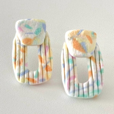 Brincos retangulares multicoloridos com padrão de manchas e textura em sulcos