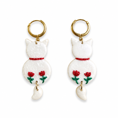 brincos com pendente em forma de gato branco e flores vermelhas