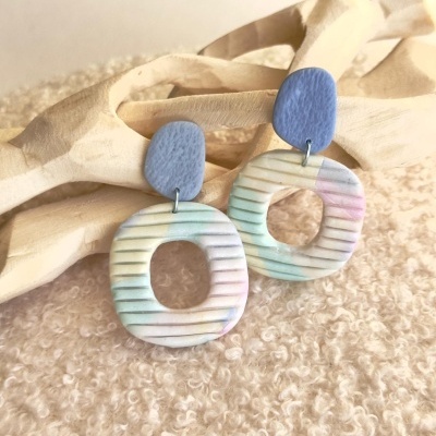 Brincos redondos coloridos com riscas e parte superior azul texturada