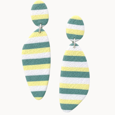 Brincos com riscas em verde, amarelo e branco com duas peças ligadas por argola metálica
