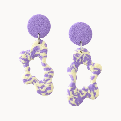 Brincos roxos com padrão creme e roxo abstrato e base circular roxa