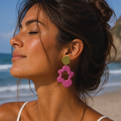 Brincos pendentes verde oliva e rosa em mulher na praia