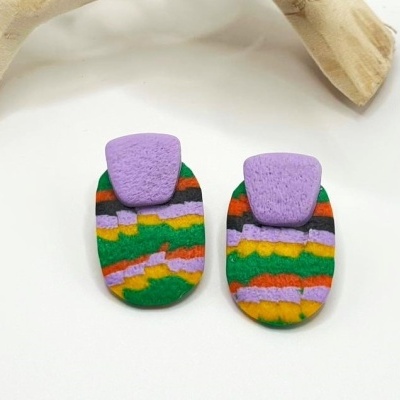 Brincos coloridos em formas geométricas com padrão multicolorido e fundo branco