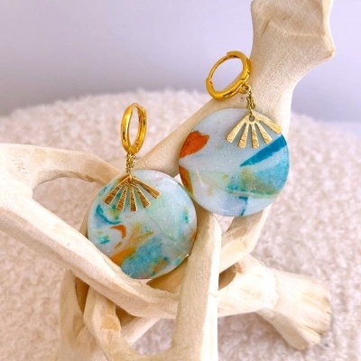 Brincos pendentes com argolas douradas e discos redondos coloridos