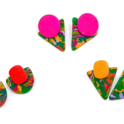 Três pares de brincos coloridos com formas geométricas diversas
