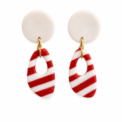 Brincos com disco off-white e pendente irregular listrado vermelho e branco com argolas douradas